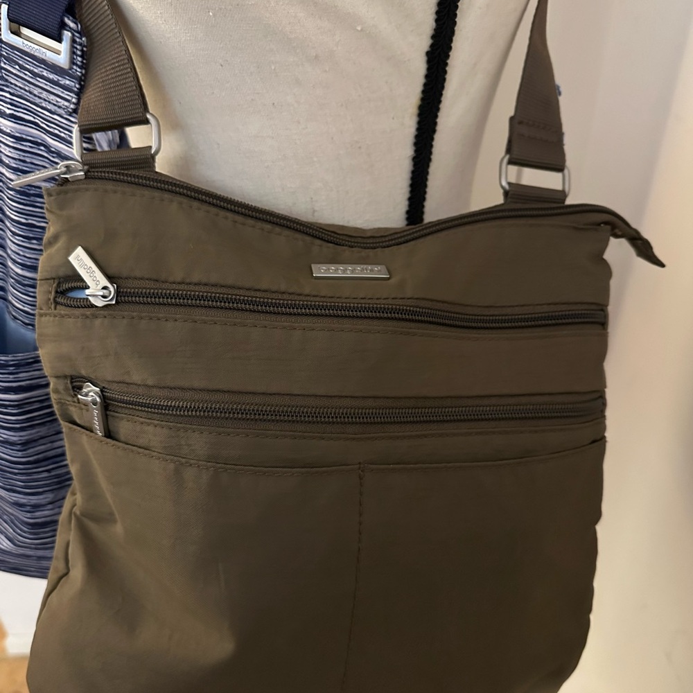 BAGGALLINI BOGO, 2 Crossbody Organizers for price of 1- BUY 1 REPOSH 1 Medium - Picture 6 of 11